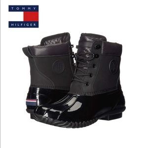 NWB TOMMY HILFIGER Women Hildee Black LOGO Boots